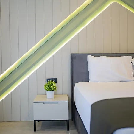 Zeluxe Apartahotel 4*