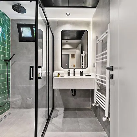 Zeluxe Aparthotel 4*